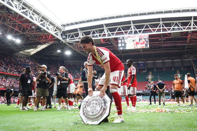 Community Shield 2026 16 August 2026, Cardiff - Community Shield 2026 Football - Arsenal v Manchester City - Declan Rice of Arsenal celebrates with the Community Shield Trophy - Photo: Charlotte Wilson Offside. Cardiff UK *** Community Shield 2026 16. August 2026, Cardiff Community Shield 2026 Fußball Arsenal gegen Manchester City Declan Rice von Arsenal feiert mit der Community-Shield-Trophäe Foto: Charlotte Wilson Offside Cardiff, Großbritannien  Copyright: xCharlottexWilsonx xOffsidexOffside