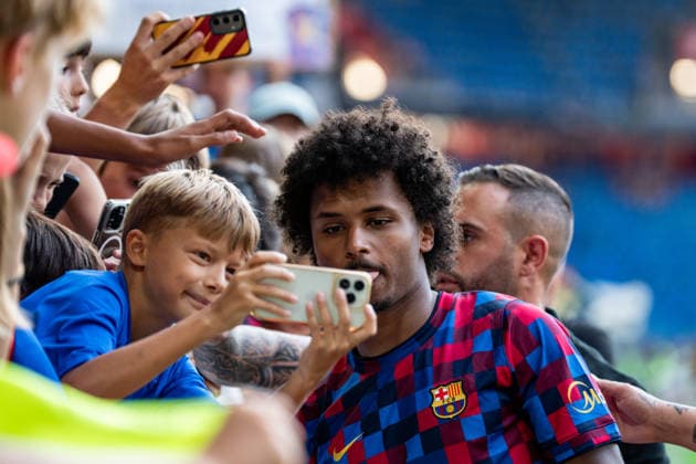 Fussball, Testspiel: FC Basel 1893 vs. FC Barcelona, Barca - Sonntag, 16.08.2026 (St. Jakob-Park, Basel, Schweiz); Karim Adeyemi (14, FC Barcelona) nimmt sich Zeit für die Fans nach Spielende *** Soccer, Friendly Match: FC Basel 1893 vs. FC Barcelona, Sunday, August 16, 2026, St. Jakob Park, Basel, Switzerland; Karim Adeyemi 14; FC Barcelona takes time for the fans after the game Copyright: xValentinxDomgjonix