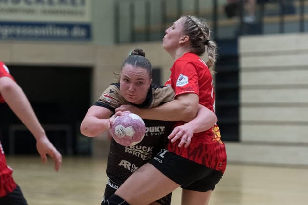 Tereza Michalcova (Kynzvart, 21), Ilona Kieffer (Halle, 72), SV Union Halle-Neustadt vs. Hazena Kynzvart (Tschechien), Handball Bundesliga Frauen, Testspiel, Saison 2026 27, 16.08.2026 Halle SWH Arena Sachsen-Anhalt Deutschland *** Tereza Michalcova Kynzvart, 21, Ilona Kieffer Halle, 72, SV Union Halle Neustadt vs. Hazena Kynzvart Czech Republic, Women’s Handball Bundesliga, Friendly Match, 2026–27 Season, August 16, 2026, Halle SWH Arena, Saxony-Anhalt, Germany