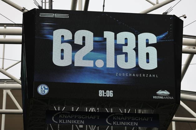 Der Videowürfel zeigt die Zuscherzahl an beim Testspiel zwischen dem FC Schalke 04 und Real Madrid CF - Copyright: Thomas Pakusch *** The video cube displays the attendance figure for the friendly match between FC Schalke 04 and Real Madrid CF. Copyright Thomas Pakusch
