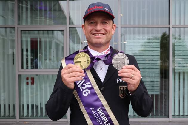 Weltmeister Michael Jung (GER) mit seinen gewonnenen Medaillen, Gold im Einzel, Silber in der Mannschaft, Vielseitigkeit , FEI Eventing World Championship, WM, Weltmeisterschaft , DHL-Preis, Einzel Mannschaft, AACHEN - FEI World Championships 2026, Weltfest des Pferdesports, Reitsport Weltmeisterschaft 2026, Aachen 2026, Welcome Home 2026, Aachener Soers, 11. bis 23. August 2026, Reitsport, 16.08.2026, Aachen Aachener Soers Deutschland *** World Champion Michael Jung (GER) with his medals: gold in the individual competition, silver in the team competition, eventing, FEI Eventing World Championship, DHL Prize, individual and team events, Aachen FEI World Championships 2026, World Festival of Equestrian Sports, 2026 World Equestrian Games, Aachen 2026, Welcome Home 2026, Aachen Soers, August 11–23, 2026, Equestrian Sports, August 16, 2026, Aachen Soers, Germany