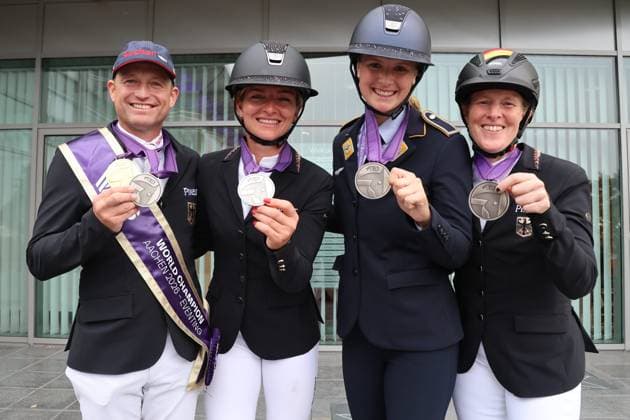 Weltmeister Michael Jung (GER) gemeinsam mit dem Silberteam, Mannschaftsilber, (v.l.), Michael Jung, Julia Krajewski, Libussa Lübbeke und Malin Hansen-Hotopp (GER), Gruppenbild mit Medaillen, Vielseitigkeit , FEI Eventing World Championship, WM, Weltmeisterschaft , DHL-Preis, Einzel Mannschaft, AACHEN - FEI World Championships 2026, Weltfest des Pferdesports, Reitsport Weltmeisterschaft 2026, Aachen 2026, Welcome Home 2026, Aachener Soers, 11. bis 23. August 2026, Reitsport, 16.08.2026, Aachen Aachener Soers Deutschland *** World Champion Michael Jung (GER) together with the silver medal-winning team: Michael Jung, Julia Krajewski, Libussa Lübbeke, and Malin Hansen Hotopp (GER); group photo with medals; eventing; FEI Eventing World Championship; DHL Prize, Individual and Team, AACHEN FEI World Championships 2026, World Festival of Equestrian Sports, 2026 Equestrian World Championships, Aachen 2026, Welcome Home 2026, Aachen Soers, August 11–23, 2026, Equestrian Sports, August 16, 2026, Aachen Soers, Germany