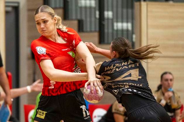 Handball Bundesliga Frauen, Saison 2026 2027 SV Union Halle-Neustadt vs.Hazena Kynzvart Testspiel Halle, Deutschland 16.August 2026: Im Bild:v. li. im Zweikampf Paulina Stapurewicz (Halle) und Katka Dresslerova (Hazena Kynzvart) Halle Saale SWH Arena Sachsen-Anhalt Deutschland *** Women s Handball Bundesliga, 2026–2027 Season: SV Union Halle Neustadt vs. Hazena Kynzvart, Exhibition Match in Halle, Germany, August 16, 2026. Pictured, from left, in a one-on-one battle: Paulina Stapurewicz (Halle) and Katka Dresslerova (Hazena Kynzvart). Halle Saale, SWH Arena, Saxony-Anhalt, Germany