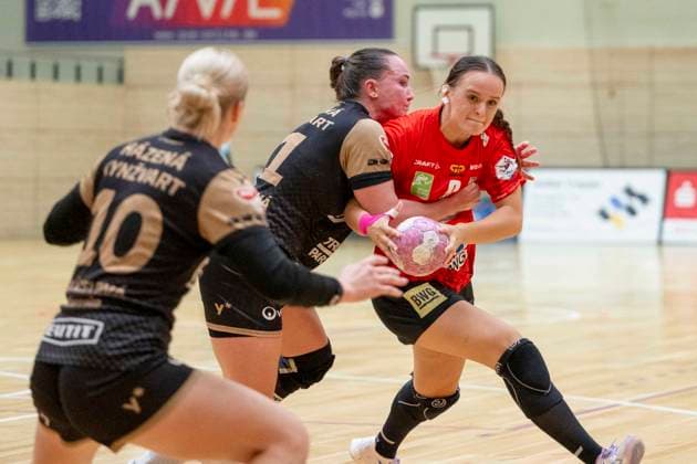 Handball Bundesliga Frauen, Saison 2026 2027 SV Union Halle-Neustadt vs.Hazena Kynzvart Testspiel Halle, Deutschland 16.August 2026: Im Bild:v. li. im Zweikampf Marcela Skacelova (Hazena Kynzvart), Tereza Michalcova (Hazena Kynzvart) und Gerda Kairyte (Halle) Halle Saale SWH Arena Sachsen-Anhalt Deutschland *** Women s Handball Bundesliga, 2026–2027 Season: SV Union Halle Neustadt vs. Hazena Kynzvart, Friendly Match, Halle, Germany, August 16, 2026. Pictured from left, in a one-on-one battle: Marcela Skacelova (Hazena Kynzvart), Tereza Michalcova (Hazena Kynzvart), and Gerda Kairyte. Halle (Halle an der Saale), SWH Arena, Saxony-Anhalt, Germany