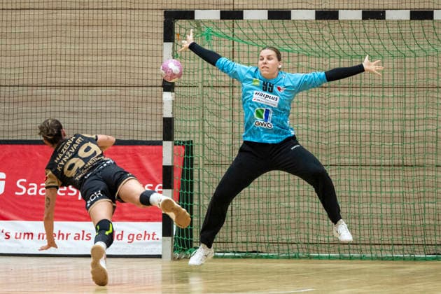 Handball Bundesliga Frauen, Saison 2026 2027 SV Union Halle-Neustadt vs.Hazena Kynzvart Testspiel Halle, Deutschland 16.August 2026: Im Bild:v.li.Tauani Martins Schneider (Hazena Kynzvart) und Torhueterin Lena Schmied (Halle) Halle Saale SWH Arena Sachsen-Anhalt Deutschland *** Women s Handball Bundesliga, 2026–2027 Season: SV Union Halle Neustadt vs. Hazena Kynzvart, Exhibition Match in Halle, Germany, August 16, 2026. Pictured from left: Tauani Martins Schneider of Hazena Kynzvart and goalkeeper Lena Schmied. Halle, Halle-Saale, SWH Arena, Saxony-Anhalt, Germany