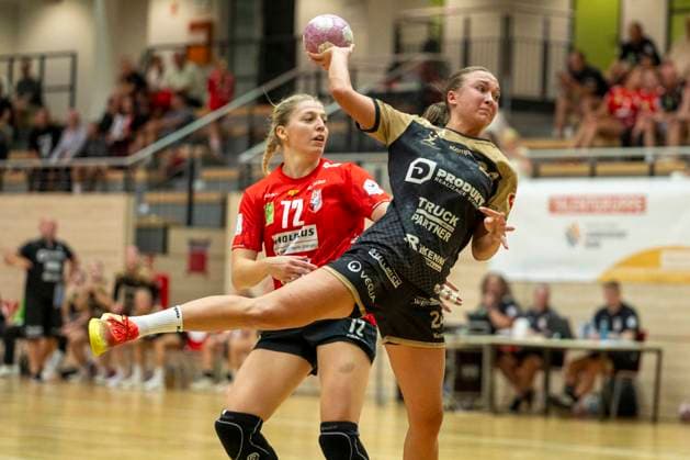 Sport Bilder des Tages Handball Bundesliga Frauen, Saison 2026 2027 SV Union Halle-Neustadt vs.Hazena Kynzvart Testspiel Halle, Deutschland 16.August 2026: Im Bild:v.li.Ilona Kieffer (Halle) und Katka Dresslerova (Hazena Kynzvart) Halle Saale SWH Arena Sachsen-Anhalt Deutschland *** Women s Handball Bundesliga, 2026–2027 Season: SV Union Halle Neustadt vs. Hazena Kynzvart, Friendly Match, Halle, Germany, August 16, 2026. Pictured, from left: Ilona Kieffer (Halle) and Katka Dresslerova (Hazena Kynzvart). Halle an der Saale, SWH Arena, Saxony-Anhalt, Germany