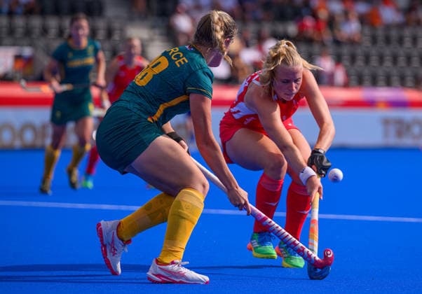 Hockey World Cup Day Two Lottie Bingham of England battles for the ball with Hannah Pearce of South Africa during the match in Pool D of the 2026 FIH Hockey World Cup at Wagener Stadium, Amstelveen 16 08 2026 UK Newspapers OUT Copyright: xGraemexWilcocksonx FIL-23788-0075