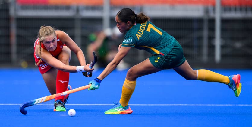 Hockey World Cup Day Two Alice Atkinson of England drives the ball past Taheera Augousti of South Africa during the Pool D match in the 2026 Womens FIH Hockey World Cup at Wagener Stadium, Amstelveen 16 08 2026 UK Newspapers OUT Copyright: xGraemexWilcocksonx FIL-23788-0090