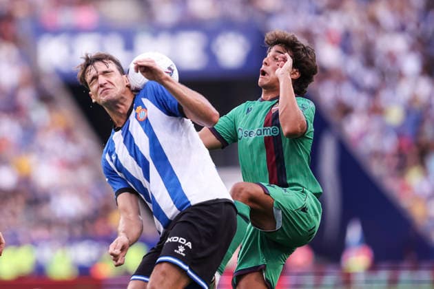 August 16, 2026, Cornella, Barcelona, SPAIN: Carlos Alvarez of Levante UD and Urko Gonzalez de Zarate of RCD Espanyol compete for the ball during the Spanish league, LaLiga EA Sports, football match played between RCD Espanyol and Levante UD at RCDE Stadium on August 16, 2026 in Cornella, Spain. RCD Espanyol V Levante UD - LaLiga EA Sports  - ZUMAa181 20260816_zaa_a181_073 Copyright: xJavierxBorregox