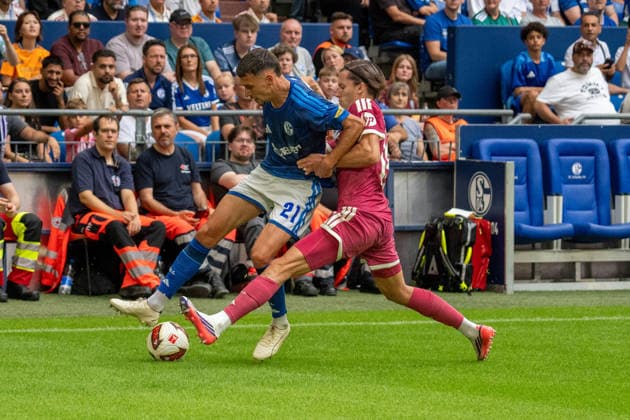 Dejan Ljubicic (FC Schalke 04, 21) gegen Alvaro Carreras (Real Madrid, 18), GER FC Schalke 04 vs. Real Madrid, Fussball-Vereine Freundschaftsspiele 2026 27, KW33, 16.08.2026 GER FC Schalke 04 vs. Real Madrid, Fussball-Vereine Freundschaftsspiele 2026 27, KW33, 16.08.2026 Gelsenkirchen *** Dejan Ljubicic (FC Schalke 04), 21, vs. Alvaro Carreras (Real Madrid), 18, GER FC Schalke 04 vs. Real Madrid, Soccer Club Friendly Matches 2026–27, Week 33, August 16, 2026, GER FC Schalke 04 vs. Real Madrid, Soccer Club Friendly Matches 2026–27, Week 33, August 16, 2026, Gelsenkirchen Copyright: xEibner-Pressefoto FabianxFriesex EP_FFE