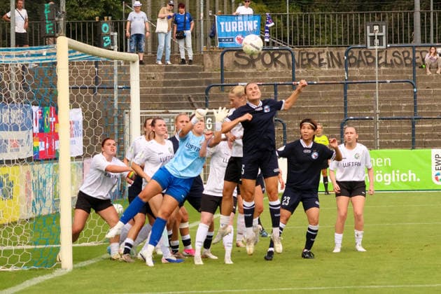 Sport Bilder des Tages 2026-08-16 , FSV Babelsberg 74 vs Turbine Potsdam, Frauen, DFB-Pokal 1. Runde , Karl-Liebknecht-Stadion Gedränge im Strafraum vom FSV Potsdam Brandenburg Germany *** August 16, 2026, FSV Babelsberg 74 vs. Turbine Potsdam, Women, DFB Cup First Round, Karl Liebknecht Stadium, Scramble in the penalty area by FSV Potsdam Brandenburg, Germany