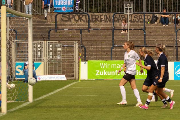 2026-08-16 , FSV Babelsberg 74 vs Turbine Potsdam, Frauen, DFB-Pokal 1. Runde , Karl-Liebknecht-Stadion Abpraller genutzt, Tor für Turbine Potsdam Brandenburg Germany *** August 16, 2026, FSV Babelsberg 74 vs. Turbine Potsdam, Women, DFB Cup First Round, Karl Liebknecht Stadium—Turbine Potsdam capitalizes on a rebound to score a goal, Brandenburg, Germany