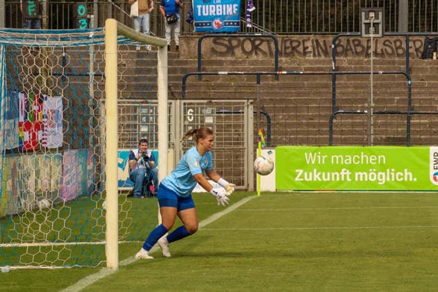 2026-08-16 , FSV Babelsberg 74 vs Turbine Potsdam, Frauen, DFB-Pokal 1. Runde , Karl-Liebknecht-Stadion Nina Haeberlin (FSV Babelsberg 74, 01) hält den Ball sicher Potsdam Brandenburg Germany *** August 16, 2026, FSV Babelsberg 74 vs. Turbine Potsdam, Women s DFB Cup First Round, Karl Liebknecht Stadium, Nina Haeberlin (FSV Babelsberg 74, 01) makes a confident save, Potsdam, Brandenburg, Germany