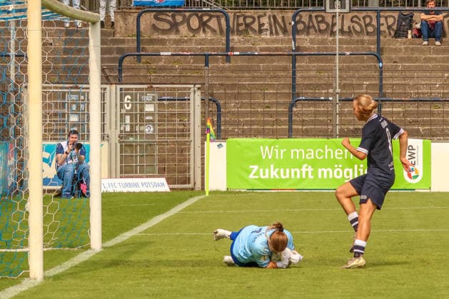 2026-08-16 , FSV Babelsberg 74 vs Turbine Potsdam, Frauen, DFB-Pokal 1. Runde , Karl-Liebknecht-Stadion Nina Haeberlin (FSV Babelsberg 74, 01) hält den Ball sicher Potsdam Brandenburg Germany *** August 16, 2026, FSV Babelsberg 74 vs. Turbine Potsdam, Women s DFB Cup First Round, Karl Liebknecht Stadium, Nina Haeberlin (FSV Babelsberg 74, 01) makes a confident save, Potsdam, Brandenburg, Germany
