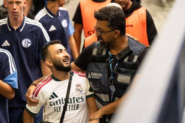 16.08.2026: Fußball: FC Schalke 04 - Real Madrid, Testspiel in der Veltins Arena Gelsenkirchen. Real Madrid Fan rennt nach dem Anpfiff aufs Feld für ein Selfie mit Kylian Mbappe (Real Madrid, 10) und wird von der Security nach dem Selfie abgefangen und abgeführt. WICHTIGER HINWEIS: Gemäß den Vorgaben der DFL und des DFB ist es untersagt, in dem Stadion und oder vom Spiel angefertigte Fotoaufnahmen in Form von Sequenzbildern und oder videoähnlichen Fotostrecken zu verwerten bzw. verwerten zu lassen. *** August 16, 2026: Soccer – FC Schalke 04 vs. Real Madrid, friendly match at the Veltins Arena in Gelsenkirchen. A Real Madrid fan runs onto the field after the kickoff to take a selfie with Kylian Mbappé of Real Madrid, 10 and is intercepted by security after the selfie and escorted off the field IMPORTANT NOTICE In accordance with the guidelines of the DFL and the DFB, it is prohibited to to use or allow the use of photographs taken in the stadium and or during the game in the form of sequential images and or video-like photo series Copyright: xJamesxZabelx