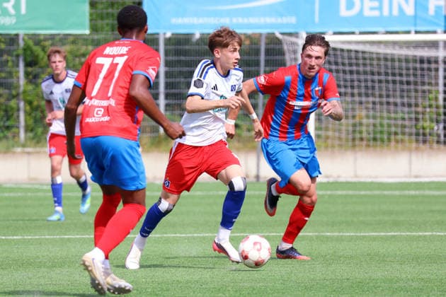 Regionalliga Nord Saison 2026-2027 Hamburger SV II - SV DrochtersenAssel im Stadion Hoheluft Dominique Ndure (SV DrochtersenAssel), Mads Broecker (HSV II), Sean Busch (SV DrochtersenAssel) *** Regionalliga Nord 2026–2027 Season: Hamburger SV II vs. SV Drochtersen-Assel at Hoheluft Stadium—Dominique Ndure (SV Drochtersen-Assel), Mads Broecker (HSV II), Sean Busch (SV Drochtersen-Assel)