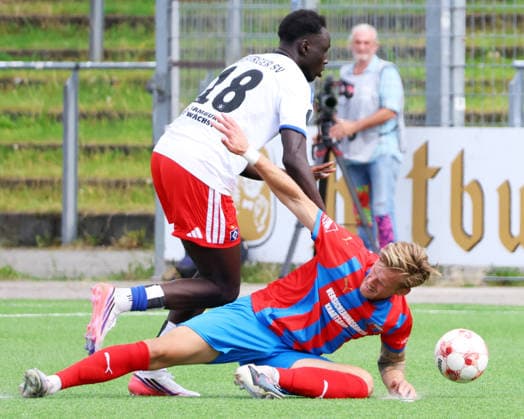 Regionalliga Nord Saison 2026-2027 Hamburger SV II - SV DrochtersenAssel im Stadion Hoheluft Radin Amadou (HSV II), Luca Menke (SV DrochtersenAssel) *** Regionalliga Nord 2026–2027 Season: Hamburger SV II vs. SV Drochtersen-Assel at Hoheluft Stadium; Radin Amadou (HSV II), Luca Menke (SV Drochtersen-Assel)