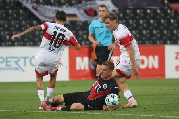 16.08.26 VfB Stuttgart II - FC Viktoria Köln Deutschland, Großaspach, 16.08.2026, Fussball, 3. Liga, Saison 2026 2027; VfB Stuttgart II - FC Viktoria Köln: Yanik Spalt, rechts, Nicolas Sessa, links, beide VfB. Mitte David Otto, Köln. *** August 16, 2026 VfB Stuttgart II vs. FC Viktoria Köln Germany, Großaspach, August 16, 2026, Soccer, 3rd Division, 2026–2027 season VfB Stuttgart II vs. FC Viktoria Köln Yanik Spalt (right), Nicolas Sessa (left), both VfB; center: David Otto, Cologne