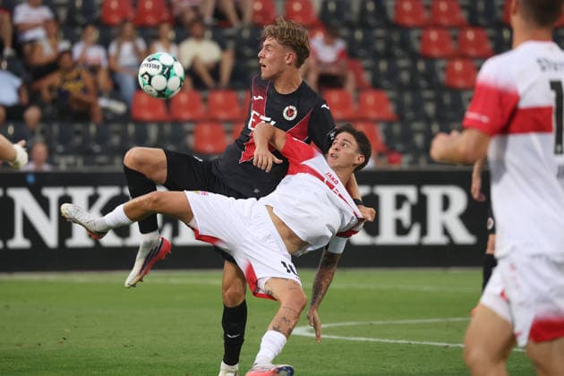 16.08.26 VfB Stuttgart II - FC Viktoria Köln Deutschland, Großaspach, 16.08.2026, Fussball, 3. Liga, Saison 2026 2027; VfB Stuttgart II - FC Viktoria Köln: Nicolas Sessa, VfB, rechts, Niklas Swider, Köln. *** August 16, 2026, VfB Stuttgart II vs. FC Viktoria Köln, Germany, Großaspach, August 16, 2026, Soccer, 3rd Division, 2026–2027 season VfB Stuttgart II vs. FC Viktoria Köln Nicolas Sessa, VfB, right, Niklas Swider, Köln