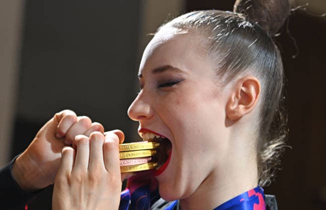 16.08.2026, xhbx, Rhythmische Sportgymnastik Weltmeisterschaft 2026, v.l. Darja Varfolomeev (Deutschland) WM Medaillen, Gold, Siegerehrung Frankfurt am Main *** August 16, 2026, xhbx, 2026 Rhythmic Gymnastics World Championships, from left: Darja Varfolomeev, Germany, World Championships medals, gold, medal ceremony in Frankfurt am Main