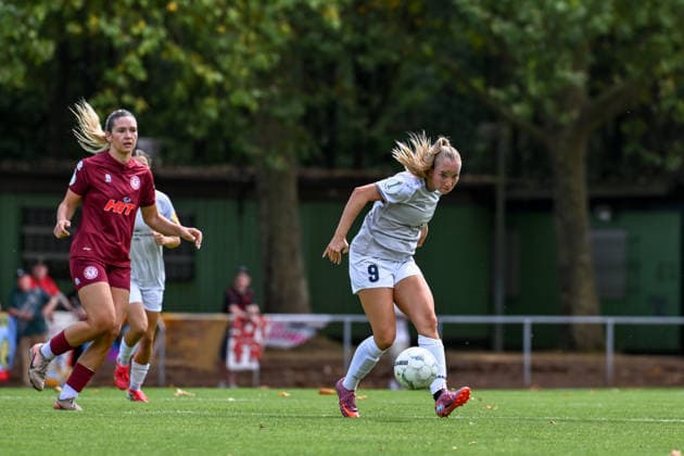 16.08.2026, Fußball, Play-offs DFB-Pokal Frauen 2026 2027, Fortuna Köln - SG 99 Andernach Paula Petri (9 Andernach) passt den Ball. *** August 16, 2026, Soccer, 2026–2027 DFB Women s Cup Playoffs, Fortuna Cologne vs. SG 99 Andernach; Paula Petri 9; Andernach passes the ball