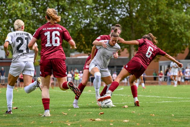 16.08.2026, Fußball, Play-offs DFB-Pokal Frauen 2026 2027, Fortuna Köln - SG 99 Andernach Die Kölnerinnen gingen meist mit zwei Spielerinnen auf Angreiferin Carolin Schraa (7 Andernach). *** August 16, 2026, Soccer, 2026–2027 DFB Women’s Cup Playoffs, Fortuna Cologne vs. SG 99 Andernach. The Cologne women usually had two players marking forward Carolin Schraa of Andernach.