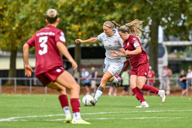 16.08.2026, Fußball, Play-offs DFB-Pokal Frauen 2026 2027, Fortuna Köln - SG 99 Andernach Zahara Wehbrink (Andernach) und Anna Grassinger (Fortuna Köln) im Kampf um den Ball. *** August 16, 2026, Soccer, 2026–2027 DFB Women’s Cup Playoffs, Fortuna Cologne vs. SG 99 Andernach: Zahara Wehbrink (Andernach) and Anna Grassinger (Fortuna Cologne) battle for the ball