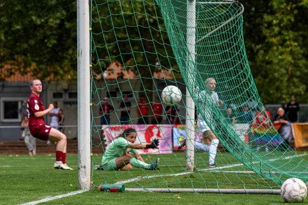 16.08.2026, Fußball, Play-offs DFB-Pokal Frauen 2026 2027, Fortuna Köln - SG 99 Andernach Isabel Pfeiffer (hinter dem Tor) erzielte den Führungstreffer für die Andernacherinnen. *** August 16, 2026, Soccer, 2026–2027 DFB Women s Cup Playoffs, Fortuna Köln vs. SG 99 Andernach: Isabel Pfeiffer, standing behind the goal, scored the opening goal for Andernach.