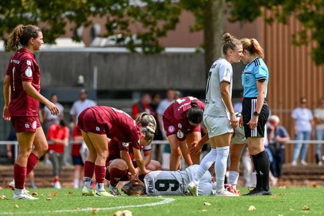 16.08.2026, Fußball, Play-offs DFB-Pokal Frauen 2026 2027, Fortuna Köln - SG 99 Andernach Paula Petri (9 Andernach) verltzte sich noch vor der Halbzeitpause und wurde mit dem Krankenwagen abtransportiert. Ihre ehemaligen Mitspielerinnen aus Köln standen ihr ebenfalls bei. *** August 16, 2026, Soccer, 2026–2027 DFB Women’s Cup Playoffs, Fortuna Cologne vs. SG 99 Andernach. Paula Petri (9, Andernach) was injured just before halftime and was taken away by ambulance. Her former teammates from Cologne were also there to support her.