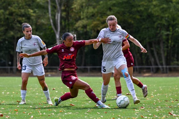 16.08.2026, Fußball, Play-offs DFB-Pokal Frauen 2026 2027, Fortuna Köln - SG 99 Andernach Emma Gumbel (Fortuna Köln) versucht den Lauf von Vanessa Zilligen (15 Andernach) zu unterbinden. *** August 16, 2026, Soccer, 2026–2027 DFB Women s Cup Playoffs, Fortuna Cologne vs. SG 99 Andernach; Emma Gumbel of Fortuna Cologne tries to stop Vanessa Zilligen (No. 15, Andernach) from advancing
