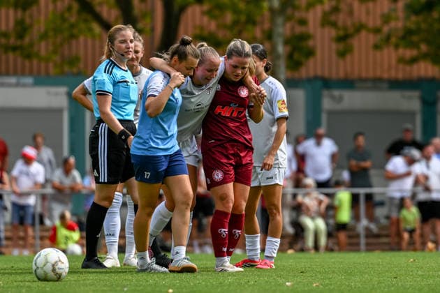 16.08.2026, Fußball, Play-offs DFB-Pokal Frauen 2026 2027, Fortuna Köln - SG 99 Andernach Verletzung bei Paula Petri (Andernach). Sie wird durch Andernachs Physiotherapeutin und ihrer ehemaligen Kölner Mitspielerin Anna Grassinger vom Platz getragen. *** August 16, 2026, Soccer, 2026–2027 DFB Women’s Cup Playoffs, Fortuna Cologne vs. SG 99 Andernach: Paula Petri of Andernach is injured and is carried off the field by Andernach’s physical therapist and her former Cologne teammate Anna Grassinger