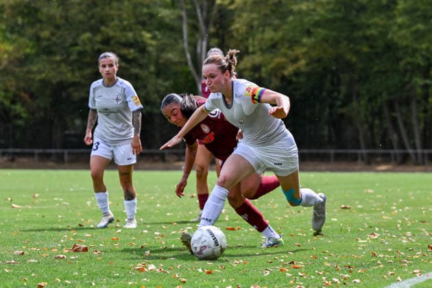 16.08.2026, Fußball, Play-offs DFB-Pokal Frauen 2026 2027, Fortuna Köln - SG 99 Andernach Emma Gumbel (Fortuna Köln) versucht den Lauf von Vanessa Zilligen (15 Andernach) zu unterbinden. *** August 16, 2026, Soccer, 2026–2027 DFB Women s Cup Playoffs, Fortuna Cologne vs. SG 99 Andernach. Emma Gumbel of Fortuna Cologne tries to stop Vanessa Zilligen (No. 15, Andernach) from advancing.
