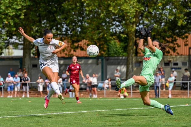 16.08.2026, Fußball, Play-offs DFB-Pokal Frauen 2026 2027, Fortuna Köln - SG 99 Andernach Rinesa Alija (20 Andernach) hatte die große Chance zum 3:0. Torhüterin Viola Schäfer (Fortuna Köln) hielt den Schuss jedoch. *** August 16, 2026, Soccer, 2026–2027 DFB Women’s Cup Playoffs, Fortuna Cologne vs. SG 99 Andernach, Rinesa Alija, 20. Andernach had a great chance to make it 3–0, but Fortuna Cologne goalkeeper Viola Schäfer saved the shot.