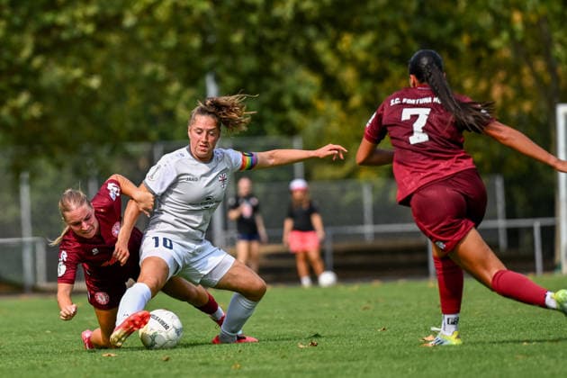 16.08.2026, Fußball, Play-offs DFB-Pokal Frauen 2026 2027, Fortuna Köln - SG 99 Andernach Leonie Krump (10 Andernach) verteidigt den Ball. *** August 16, 2026, Soccer, 2026–2027 DFB Women s Cup Playoffs, Fortuna Cologne vs. SG 99 Andernach; Leonie Krump (10) of Andernach defends the ball