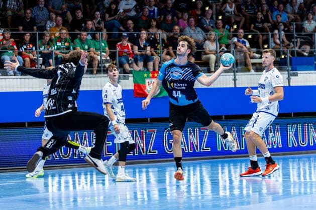 16.08.2026, GER, Handball, Maenner, Saison 26 27, Wartburg-Cup presented by Koetter Security, ThSV Eisenach - TBV Lemgo Lippe Constantin Moestl (TVB Lemgo-Lippe), Stephan Seitz (ThSV Eisenach,44) 99817 Eisenach Werner-Assmann-Halle Am Sportp Thueringen Deutschland *** August 16, 2026, GER, Handball, Men, Season 26–27, Wartburg Cup presented by Koetter Security, ThSV Eisenach vs. TBV Lemgo Lippe, Constantin Moestl (TVB Lemgo Lippe), Stephan Seitz (ThSV Eisenach), 44 99817 Eisenach, Werner Assmann Hall, Am Sportpark, Thuringia, Germany