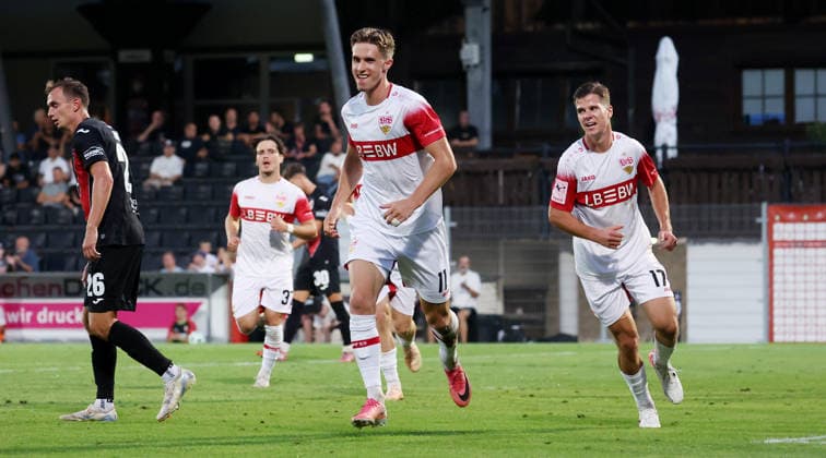 2026.08.16, Deutschland, Aspach Fußball VfB Stuttgart II vs. FC Viktoria Köln, Torschütze Oliver Rölke (VfB, Mitte) jubelt über sein Tor zum 1:1, rechts Antonijo Janjic (VfB) *** August 16, 2026, Germany, Aspach Soccer: VfB Stuttgart II vs. FC Viktoria Köln; goal scorer Oliver Rölke (VfB) in the center celebrates his goal to make it 1–1; on the right, Antonijo Janjic (VfB)