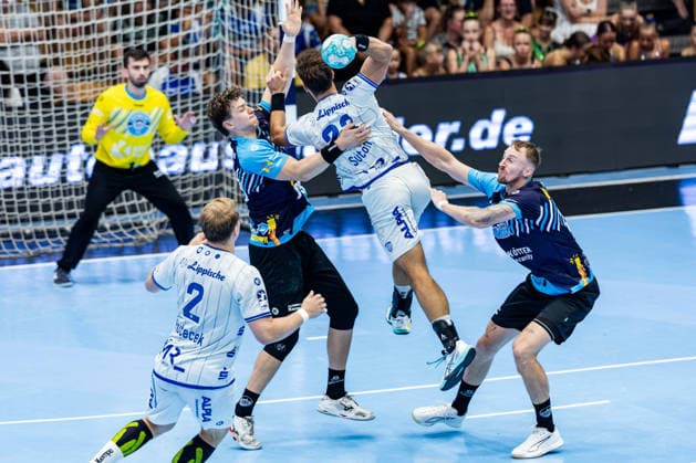 16.08.2026, GER, Handball, Maenner, Saison 26 27, Wartburg-Cup presented by Koetter Security, ThSV Eisenach - TBV Lemgo Lippe Tillman Leu (ThSV Eisenach,99), Tim Suton (TVB Lemgo-Lippe), Dominik Solak (ThSV Eisenach,30) 99817 Eisenach Werner-Assmann-Halle Am Sportp Thueringen Deutschland *** August 16, 2026, GER, Handball, Men, Season 26–27, Wartburg Cup presented by Koetter Security, ThSV Eisenach vs. TVB Lemgo Lippe, Tillman Leu (ThSV Eisenach, 99), Tim Suton (TVB Lemgo Lippe), Dominik Solak (ThSV Eisenach, 30), 99817 Eisenach, Werner Assmann Hall, Am Sportpark, Thuringia, Germany