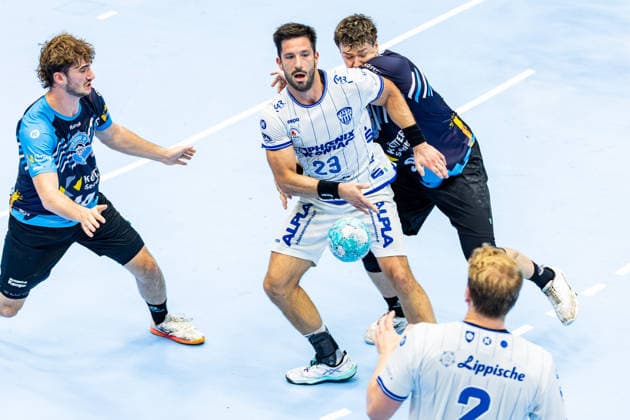 16.08.2026, GER, Handball, Maenner, Saison 26 27, Wartburg-Cup presented by Koetter Security, ThSV Eisenach - TBV Lemgo Lippe Stephan Seitz (ThSV Eisenach,44), Tim Suton (TVB Lemgo-Lippe), Tillman Leu (ThSV Eisenach,99) 99817 Eisenach Werner-Assmann-Halle Am Sportp Thueringen Deutschland *** August 16, 2026, GER, Handball, Men, 2026–2027 Season, Wartburg Cup presented by Koetter Security, ThSV Eisenach vs. TVB Lemgo Lippe, Stephan Seitz (ThSV Eisenach, 44), Tim Suton (TVB Lemgo Lippe), Tillman Leu (ThSV Eisenach, 99), 99817 Eisenach, Werner Assmann Hall, Am Sportpark, Thuringia, Germany