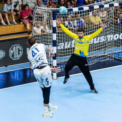 16.08.2026, GER, Handball, Maenner, Saison 26 27, Wartburg-Cup presented by Koetter Security, ThSV Eisenach - TBV Lemgo Lippe Len Farell Kehrmann (TVB Lemgo-Lippe), Matija Spikic (ThSV Eisenach,1) 99817 Eisenach Werner-Assmann-Halle Am Sportp Thueringen Deutschland *** August 16, 2026, GER, Handball, Men, 2026–2027 Season, Wartburg Cup presented by Koetter Security, ThSV Eisenach vs. TBV Lemgo Lippe, Len Farell Kehrmann (TVB Lemgo Lippe), Matija Spikic (ThSV Eisenach), 1 99817 Eisenach, Werner Assmann Hall, Am Sportpark, Thuringia, Germany
