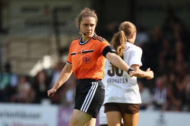 16.08.2026, xcex, GER, Hamburg, Adolf-Jaeger-Kampfbahn, Frauenfussball, Regionalliga, 2. Frauen-Bundesliga, DFB-Pokal Frauen, Saison 2026 2027, Playoffs, FC St. Pauli - SV Meppen, Schiedsrichterin Levke Scholz DFL regulations prohibit any use of photographs as image sequences and or quasi-video *** August 16, 2026, xcex, GER, Hamburg, Adolf Jaeger Kampfbahn, Women s Soccer, Regionalliga, Women s 2nd Bundesliga, DFB Women s Cup, 2026–2027 Season, Playoffs, FC St. Pauli vs. SV Meppen, Referee Levke Scholz. DFL regulations prohibit any use of photographs as image sequences and or quasi-video.