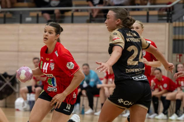 Handball Bundesliga Frauen, Saison 2026 2027 SV Union Halle-Neustadt vs.Hazena Kynzvart Testspiel Halle, Deutschland 16.August 2026: Im Bild:v.li.Lois van Vliet (Halle) und Katka Dresslerova (Hazena Kynzvart) Halle Saale SWH Arena Sachsen-Anhalt Deutschland *** Women s Handball Bundesliga, 2026–2027 Season: SV Union Halle Neustadt vs. Hazena Kynzvart, Friendly Match, Halle, Germany, August 16, 2026. Pictured, from left: Lois van Vliet (Halle) and Katka Dresslerova (Hazena Kynzvart). Halle an der Saale, SWH Arena, Saxony-Anhalt, Germany