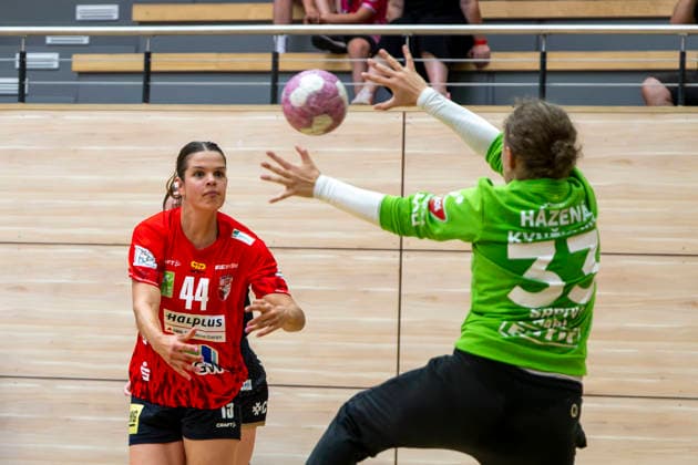 Handball Bundesliga Frauen, Saison 2026 2027 SV Union Halle-Neustadt vs.Hazena Kynzvart Testspiel Halle, Deutschland 16.August 2026: Im Bild:v.li.Lois van Vliet (Halle) und Torhueterin Adela Srpova (Hazena Kynzvart) Halle Saale SWH Arena Sachsen-Anhalt Deutschland *** Women s Handball Bundesliga, 2026–2027 Season: SV Union Halle Neustadt vs. Hazena Kynzvart, Exhibition Match in Halle, Germany, August 16, 2026. Pictured from left: Lois van Vliet (Halle) and goalkeeper Adela Srpova (Hazena Kynzvart). Halle an der Saale, SWH Arena, Saxony-Anhalt, Germany
