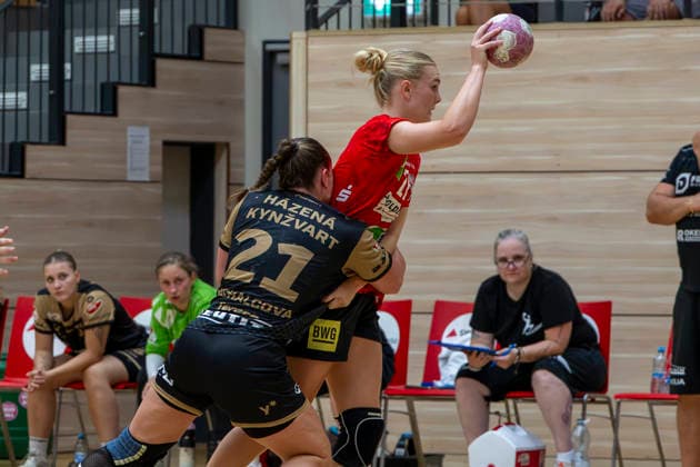 Handball Bundesliga Frauen, Saison 2026 2027 SV Union Halle-Neustadt vs.Hazena Kynzvart Testspiel Halle, Deutschland 16.August 2026: Im Bild:v. li. im Zweikampf Tereza Michalcova (Hazena Kynzvart) und Lynn Holtmann (Halle) Halle Saale SWH Arena Sachsen-Anhalt Deutschland *** Women s Handball Bundesliga, 2026–2027 Season: SV Union Halle Neustadt vs. Hazena Kynzvart, Exhibition Match in Halle, Germany, August 16, 2026. Pictured from left: Tereza Michalcova of Hazena Kynzvart and Lynn Holtmann of Halle in a one-on-one battle. Halle, Halle-Saale, SWH Arena, Saxony-Anhalt, Germany