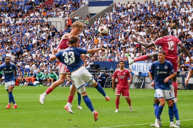 Deutschland: Fussball Testspiel Vereine 2026 2027, Freundschaftsspiel FC Schalke Real Madrid VELTINS-Arena (Gelsenkirchen): Torchance Dean Huijsen (Real Madrid, 4) *** Germany Soccer Friendly Matches 2026–2027, Friendly Match: FC Schalke vs. Real Madrid at VELTINS Arena in Gelsenkirchen—Scoring Chance by Dean Huijsen (Real Madrid), 4 Copyright: xAymanxAlahmedx