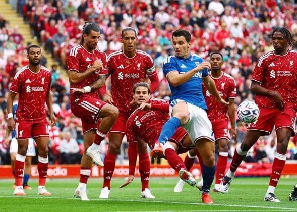 Sport Bilder des Tages Milos Kerkez of Liverpool makes a clearance Liverpool v Como, Pre Season Friendly, Football, Anfield, Liverpool, UK - 16 Aug 2026Liverpool Anfield United Kingdom EDITORIAL USE ONLY No use with unauthorised audio, video, data, fixture lists, club league logos or live services. Online in-match use limited to 120 images, no video emulation. No use in betting, games or single club league player publications.  Copyright: xMattxWest Shutterstockx 17070164an