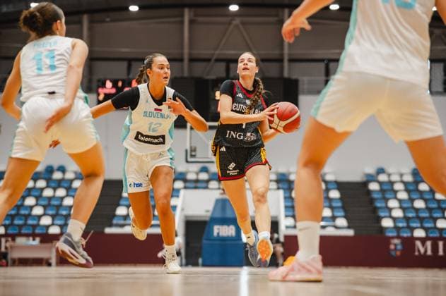 Luana Coaja ( 1; Team Deutschland u16w 2026) treibt den Ball in Richtung Korb und wird von Ema Lorbek ( 12; Slovenia) verfolgt. Im Hintergrund sind weitere Spielerinnen beider Teams in der Pitesti Arena zu sehen. Luana Coaja ( 1; Deutschland u16w) zieht zum Korb gegen Slowenien *** Luana Coaja 1 of Team Germany U16w 2026 drives the ball toward the basket and is pursued by Ema Lorbek 12 of Slovenia. In the background, other players from both teams can be seen at the Pitesti Arena. Luana Coaja 1 of Team Germany U16w drives to the basket against Slovenia. Copyright: xJoelxKruehlerx