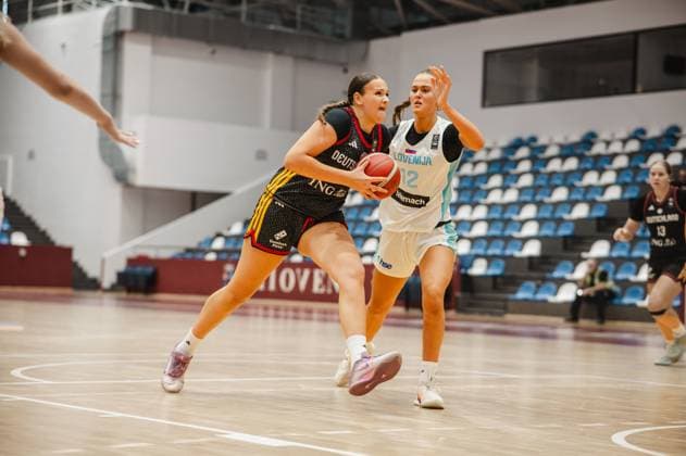 Eine Spielerin von Team Deutschland u16w treibt den Ball in Richtung Korb und wird dabei von Ema Lorbek ( 12; Slovenia) eng gedeckt. Im Hintergrund ist eine weitere Deutschland-Spielerin mit der Nummer 13 zu sehen. Deutschland u16w im Zweikampf gegen Ema Lorbek ( 12; Slovenia) *** A player from Team Germany U16w drives the ball toward the basket while being closely guarded by Ema Lorbek 12 of Slovenia. In the background, another German player wearing number 13 can be seen. Team Germany U16w battles for the ball against Ema Lorbek 12 of Slovenia. Copyright: xJoelxKruehlerx