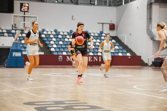Eine Spielerin von Deutschland u16w treibt den Ball im Fastbreak Richtung Korb, verfolgt von zwei Spielerinnen Slovenias. Die Szene zeigt einen dynamischen Angriff in der Pitesti Arena. Deutschland u16w im Fastbreak gegen Slovenia beim FIBA-Turnier *** A player from Germany s U16 women s team drives toward the basket on a fast break, pursued by two players from Slovenia. The scene shows a dynamic offensive play at the Pitesti Arena, where Germany s U16 women s team is on a fast break against Slovenia in the FIBA tournament. Copyright: xJoelxKruehlerx