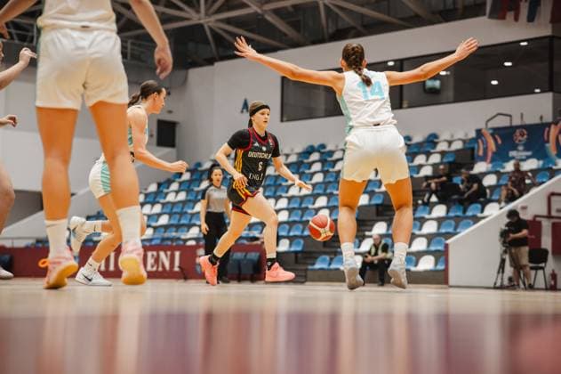 Emilia Atsur ( 6; Deutschland u16w) dribbelt mit dem Ball und sucht eine Anspielstation, während Tajra Ribic ( 14; Slovenia) mit ausgebreiteten Armen den Weg versperrt. Die Szene findet in der Pitesti Arena statt. Emilia Atsur ( 6; Deutschland u16w) im Angriff gegen Slovenia *** Emilia Atsur (6), Germany U16 Women, dribbles the ball and looks for a teammate to pass to, while Tajra Ribic (14), Slovenia, blocks her path with outstretched arms. The scene takes place at the Pitesti Arena. Emilia Atsur (6), Germany U16 Women, is on the attack against Slovenia. Copyright: xJoelxKruehlerx