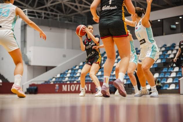 Eine Spielerin von Team Deutschland u16w bereitet einen Wurf vor und wird dabei von einer Spielerin Slovenias ( 14 Tajra Ribic) unter Druck gesetzt. Die Szene findet in der Pitesti Arena statt. Deutschland u16w im Angriff gegen Slovenia bei Wurfvorbereitung *** A player from Team Germany U16w prepares to shoot while being pressured by Slovenia s No. 14, Tajra Ribic. The scene takes place at the Pitesti Arena. Germany U16w on offense against Slovenia as she prepares to shoot. Copyright: xJoelxKruehlerx